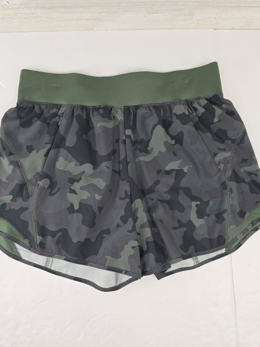 Tek Gear Women's XL Green Camo Workout Shorts Active Mesh Detail Zipper Pocket..